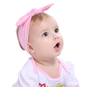 Rosa elastisches Baby-Stirnband mit Hasenohren aus weichem Strickstoff am Modell