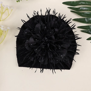 Detail von Baby-Turban-Mütze mit großer schwarzer Blume, Perlen und Glitzerfransen-Dekor