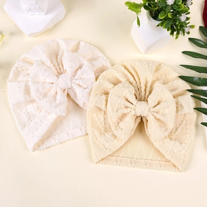 Détail de turbans pour bébé avec texture gaufrée douce et motifs à pois élégants