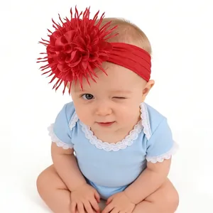 Gros plan d'un bandeau pour bébé en nylon avec une grande fleur rouge faite à la main