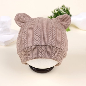 Bonnet tricoté pour nouveau-né avec oreilles d'ours et texture à chevrons marron