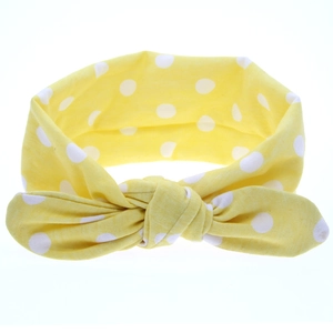 Mignon bandeau jaune à pois pour filles avec un nœud en oreilles de lapin sur fond blanc