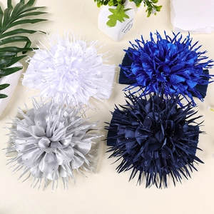 Détail de grands bandeaux à fleurs superposées avec strass en quatre couleurs assorties
