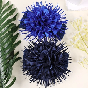 Détail de bandeaux à fleurs multicouches bleu roi et marine avec accents de perles
