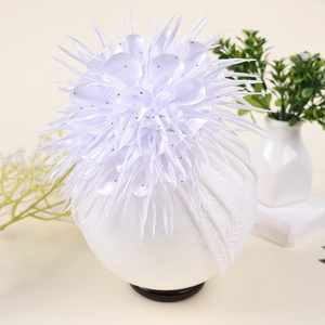 Detail eines Baby-Turbans mit großer 3D-Stoffblume und funkelnden Strasssteinen