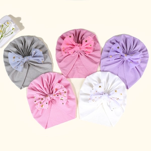 Baby-Turbanmützen aus Nylon mit großen goldenen Sternmustern und Schleifen in fünf Farben