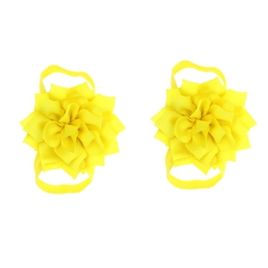 Ein Paar leuchtend gelbe Chiffon-Blumen-Barfußsandalen für Neugeborenen-Fotografie und Partys