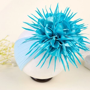 Détail d'une fleur en satin bleu double épaisseur sur un bandeau élastique pour bébé