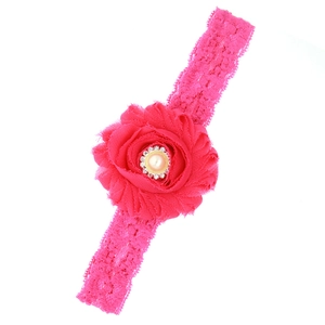 Elastisches Baby-Spitzenstirnband mit rosaroter Chiffonblume und Perlenmitte