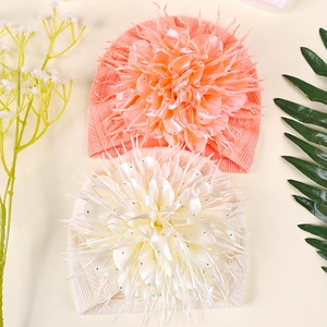 Baby-Turban-Mützen in Rosa und Beige mit großen Kamelienblüten und Strass für Kleinkinder