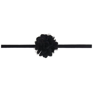 Bandeau élastique noir pour bébé avec fleur en satin et dentelle sur fond blanc