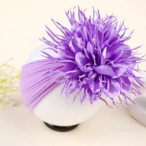 Détail du bandeau bébé avec grande fleur en satin violet et cristaux brillants