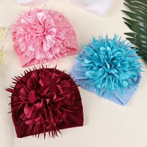 Baby Strickturban Hüte mit großen Satin Kamelienblüten in Rosa Blau und Weinrot