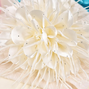Weiße Satin-Kameliengestaltung Kinderhaube mit glitzernden Strasssteinen und Spitze