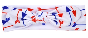 Détail du bandeau bébé avec des motifs de flèches rouges et bleues de qualité