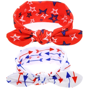 Détail de bandeaux noués patriotiques pour le Jour de l'Indépendance avec étoiles et flèches
