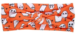 Dettaglio della fascia di Halloween arancione con fantasmi bianchi e nodo centrale