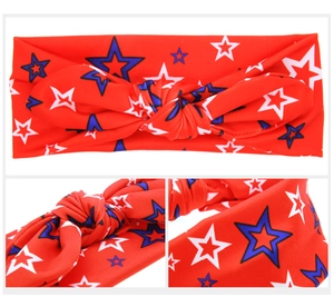Détail du bandeau rouge du 4 juillet avec étoiles bleues et motif à nœud décoratif