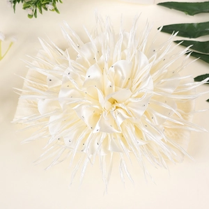Détail du bandeau bébé avec grande fleur blanc crème et strass sur ruban en nylon souple