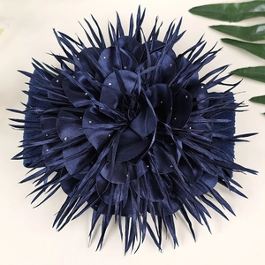 Gros plan sur un bandeau fleur en ruban bleu marine à double couche avec perles brillantes