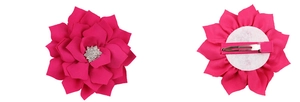 Vista dettagliata della clip per capelli a loto rosa con petali in tessuto e clip metallica