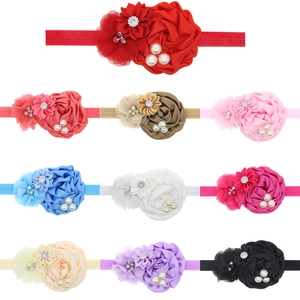 Détail de perles cousues main sur bandeaux floraux pour bébé en diverses couleurs