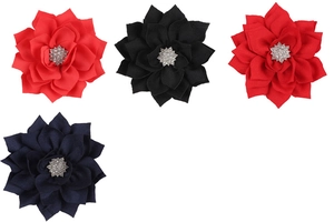 Dettaglio dei fermagli per capelli a fiore in tessuto multistrato con strass scintillanti