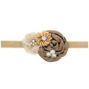 Bandeau bébé fleurs en satin avec ruban doré, rose café et perles de nacre