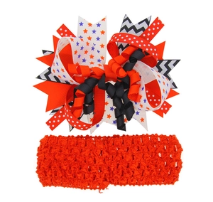 Dettaglio del fiocco di Halloween e della fascia elastica all'uncinetto per bimbi