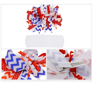 Dettaglio della fascia con fiocco rosso bianco e blu con elastico all'uncinetto per bambina