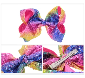 Détail d'un nœud papillon à paillettes de 8 pouces avec écailles arc-en-ciel et pince