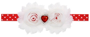 Détail du bandeau rouge à cœurs avec roses en mousseline et cristal de rubis