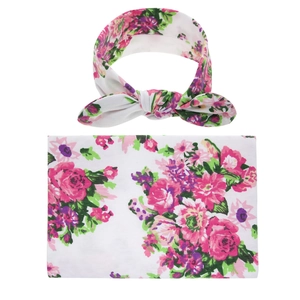 Flachbild von Baby-Pucktuch und passendem Schleifen-Stirnband mit rosa Blumenmuster