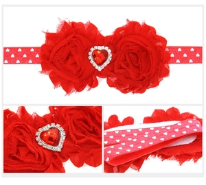 Détail du bandeau fleur en mousseline rouge avec cœur strass et sangle à motif cœurs
