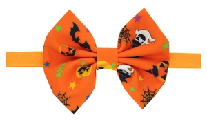Détail du bandeau Halloween avec nœud orange imprimé de citrouilles et de petits fantômes