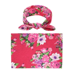 Detailansicht der Baby-Einschlagdecke und Stirnband mit Blumenmuster in Rosarot