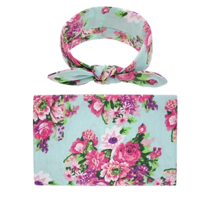 Detailansicht von Baby-Pucktuch und Hasenohr-Stirnband-Set mit Blumenmuster in Hellblau