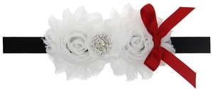 Vue détaillée du bandeau bébé avec fleurs en mousseline blanche et nœud en satin rouge