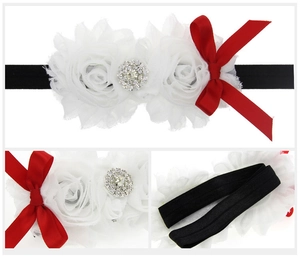 Détails de fleurs en résille blanche avec strass et nœud rouge sur bandeau élastique