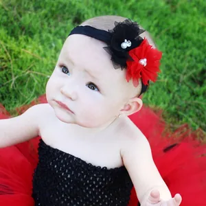 Bandeau de Noël pour bébé avec fleur en tulle rouge et strass sur fond d'herbe
