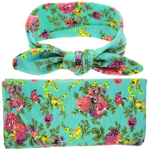 Detail von Baby-Pucktuch-Set mit Blumenmuster auf Grün und passendem Stirnband