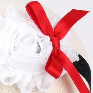 Bandeau de Noël avec pétales de rose en tissu blanc et un nœud en satin rouge
