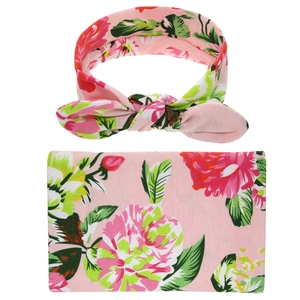 Detailansicht von Baby-Pucktuch und Stirnband-Set mit rosa floralem Rosenmuster