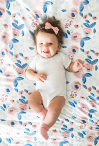 Detailansicht der Baby-Blumendecke mit passendem Stirnband und weichem weißem Body