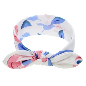 Detailaufnahme von Baby-Stirnband mit Hasenohren-Knoten und floralem Baumwollstoff