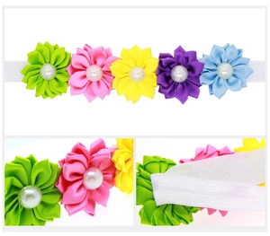 Détails du bandeau fleurs en satin coloré avec perles blanches et ruban élastique