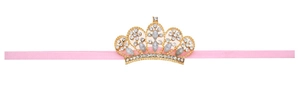 Dettaglio di una fascia corona per neonata con elastico rosa e strass luccicanti