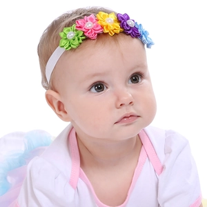 Bandeau bébé arc-en-ciel avec fleurs, perles et ruban blanc élastique souple