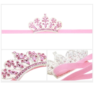 Dettaglio degli strass rosa e viola su una fascia per neonati a forma di corona