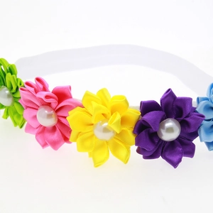 Bandeau bébé arc-en-ciel avec fleurs en satin colorées et perles blanches au centre